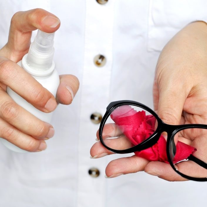 Come Pulire gli Occhiali, Secondo un Esperto - Mia Burton